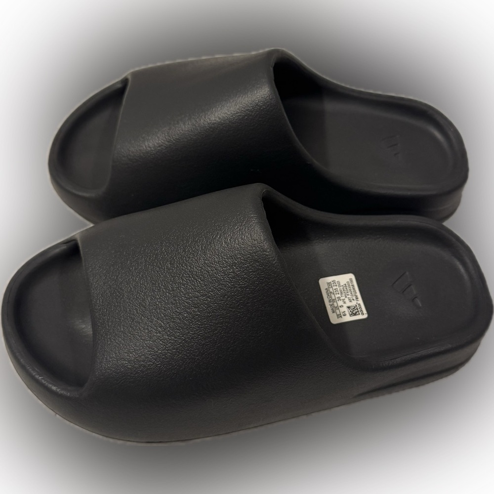Men’s size 6.5 (women’s 8) ONYX YEEZY SLIDE